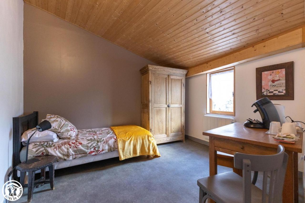 Chambre D'Hote De La Petite Toscane D'Auvergne Bed & Breakfast Isserteaux Bagian luar foto